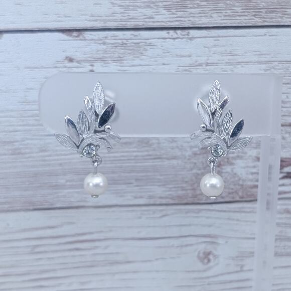 Vintage Avon Clip On Earrings Silver Tone with Faux Pearl Dangle - Picture 1 of 7
